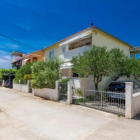 Olive Three Bedroom Apartment *